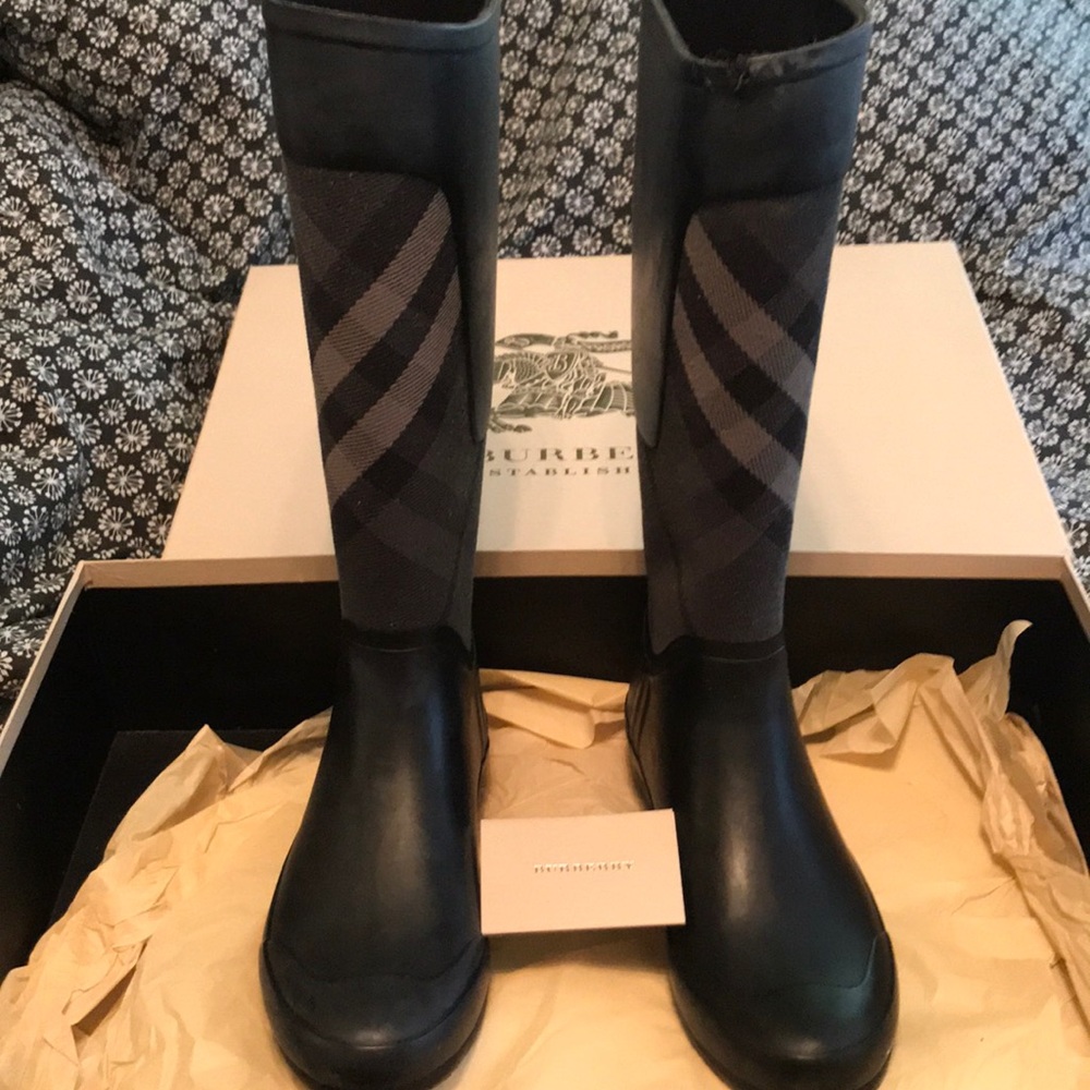 Beautiful BURBERRY RAIN BOOTS!! Charcoal color 😍